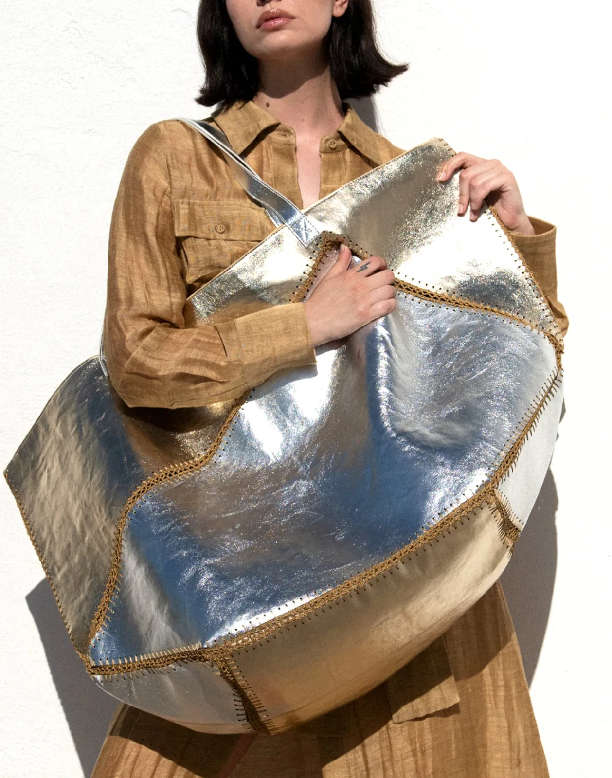 Outlet Cynthia Rowley Mixed Metallic Vegan Leather Oversized Tote GLDSV