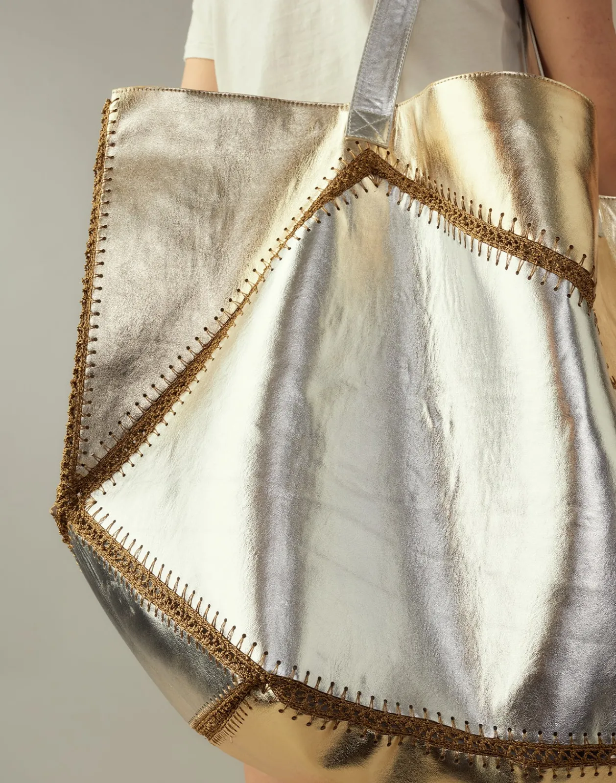 Outlet Cynthia Rowley Mixed Metallic Vegan Leather Oversized Tote GLDSV